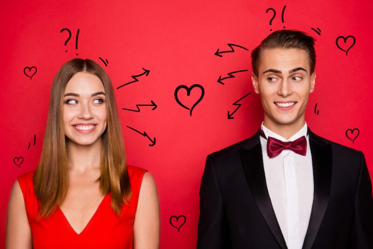 Une jeune femme et un jeune homme en plein coup de foudre.