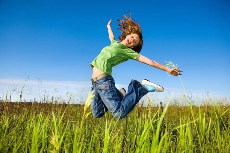 Une jeune femme heureuse de retrouver le moral, les beaux jours revenus.