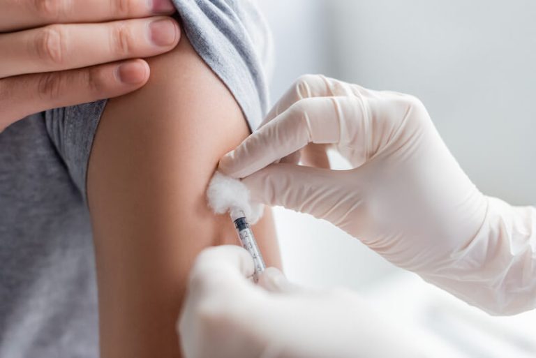 Un pharmacien effectuant un vaccin.