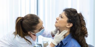 Une femme se fait palper la gorge pour détecté la présence de nodules dans la thyroïde