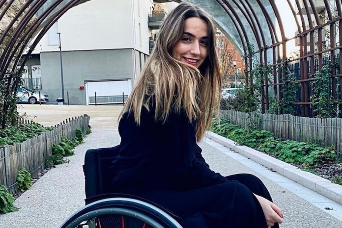 Flora Mazarico dans son fauteuil roulant