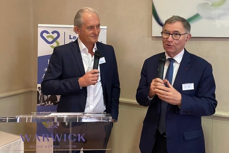 Jean-Yves Grall, directeur général de l'ARS Auvergne-Rhône-Alpes, en compagnie de Pascal Auclair, président du club de la santé AuRA, le 30 mars 2023.