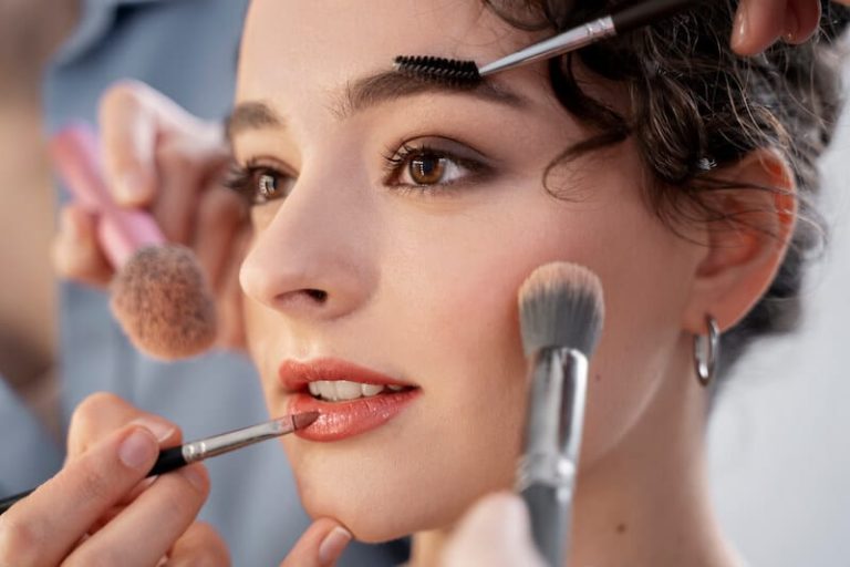 Une femme utilisant des produits de maquillage.
