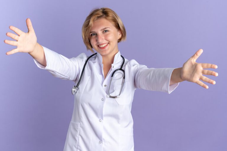 Une jeune femme heureuse de rejoindre une équipe de médecins.