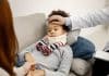 un enfant souffrant de méningite dans un cabinet de médecin