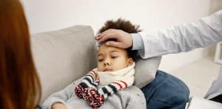 un enfant souffrant de méningite dans un cabinet de médecin