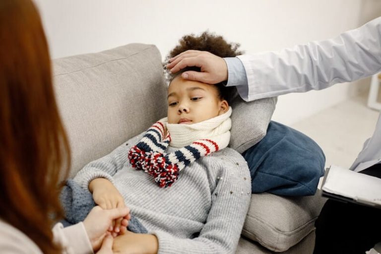 un enfant souffrant de méningite dans un cabinet de médecin