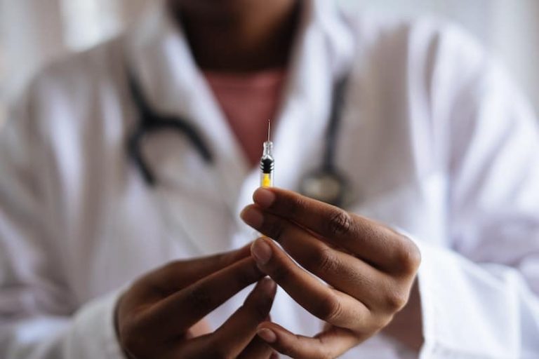 Un médecin prêt à administrer l'un des vaccins obligatoires.
