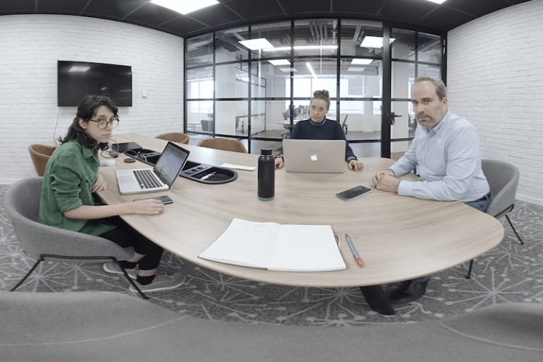 Un salarié utilise un masque de réalité virtuelle lors d'un atelier de prévention du burn out, le 2 mai 2023 à Lyon.