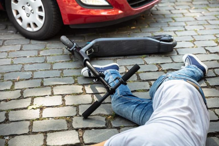 Un jeune homme victime d'un accident en trottinettes électriques.