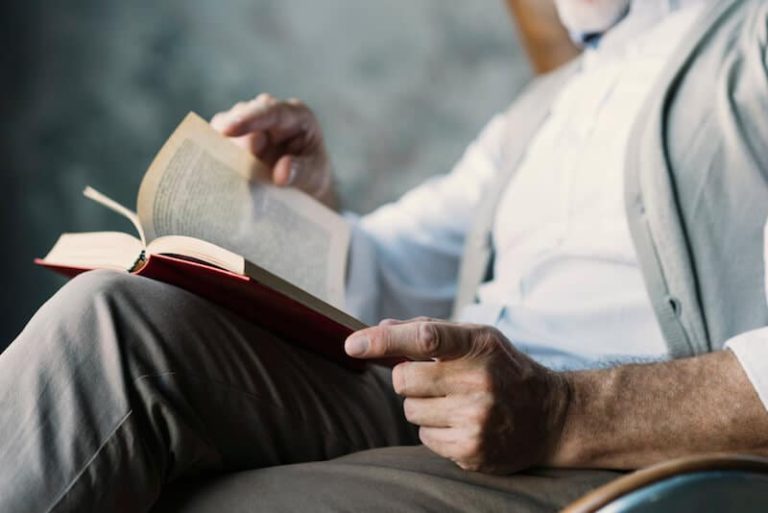 Un homme lit le récit de sa vie réalisé par un biographe hospitalier