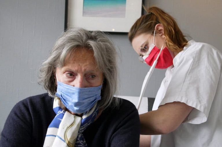 Camille Bac, interne en médecine générale et futur médecin, avec une patiente du cabinet médical de Millery, Rhône.