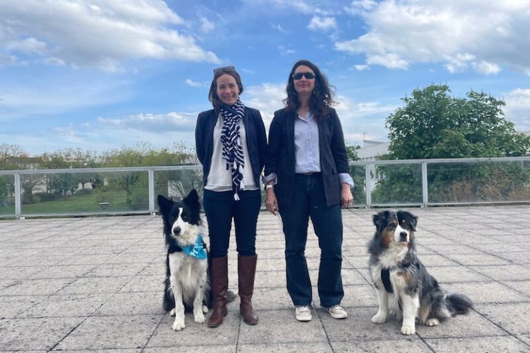 Deux infirmières accompagnées de leurs chiens pour leur projet de médiation canine.