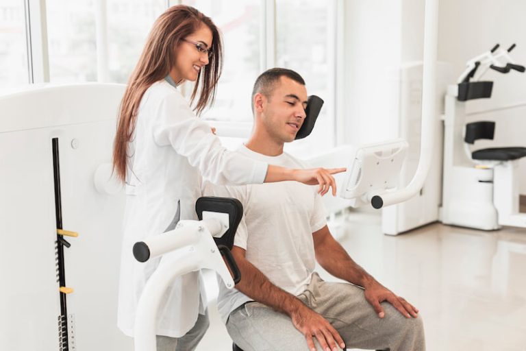 Une ostéopathe examine une personne en situation de handicap.