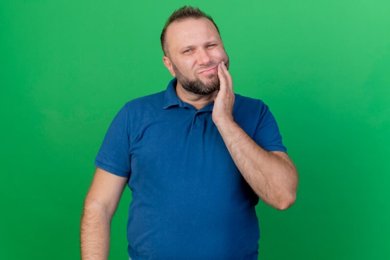 Un homme, souffrant de surpoids, rencontre plusieurs problèmes de santé bucco-dentaire.