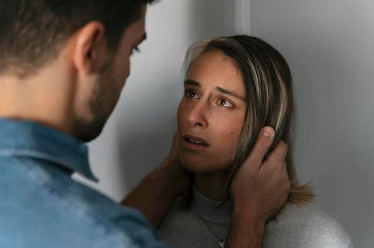 Une femme est intimidée par son conjoint.