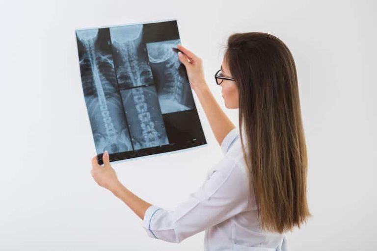 Une médecin regarde les images obtenues par la scintigraphie osseuse.