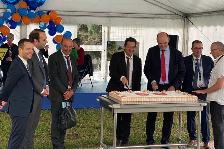 Après le discours constitutionnel, un gâteau a été partager pour fêter les soixante ans.
