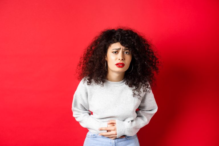 Une femme souffrant de troubles menstruels éprouve des douleurs intense dans le bas-ventre.