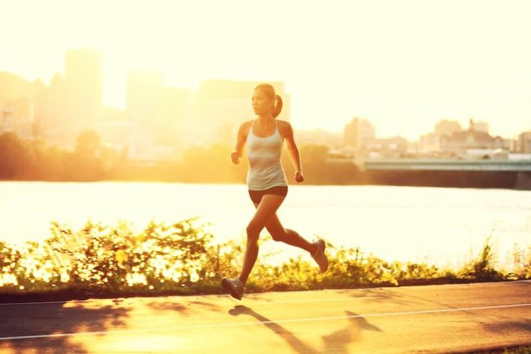 Une femme faisant son jogging au soleil, au détriment de sa peau.