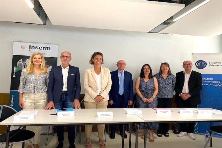 Une équipe de chercheurs lyonnais engagés dans un projet de recherche sur l'hépatite B.