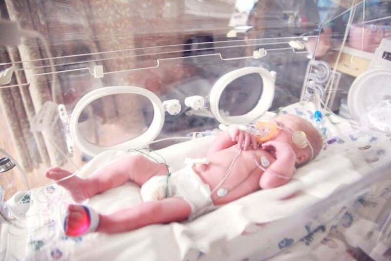 Un bébé prématuré dans une couveuse à l'hôpital.