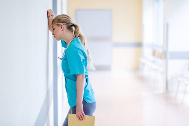 Des soignants à bout de souffle, confrontés à la crise de l'hôpital et au manque d'attractivité des filières de formation dans les métiers du soin.