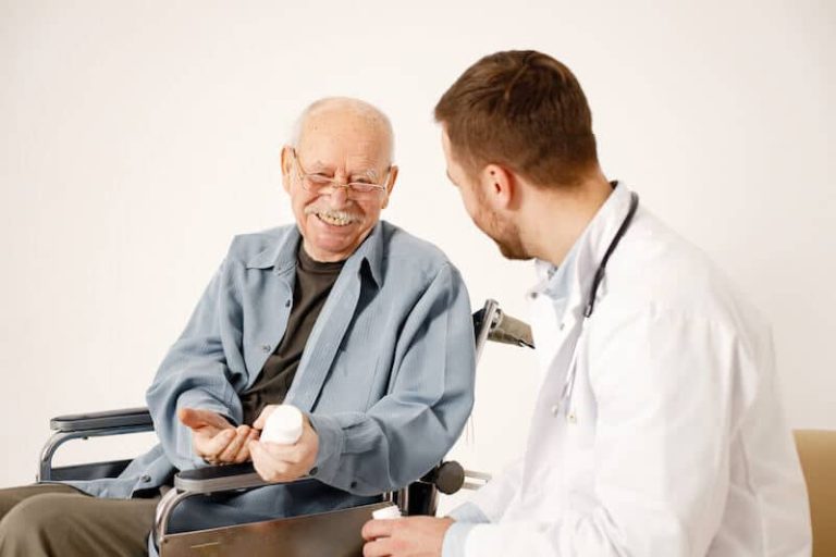 Un sénior qui suit un traitement à base d'homéopathie.