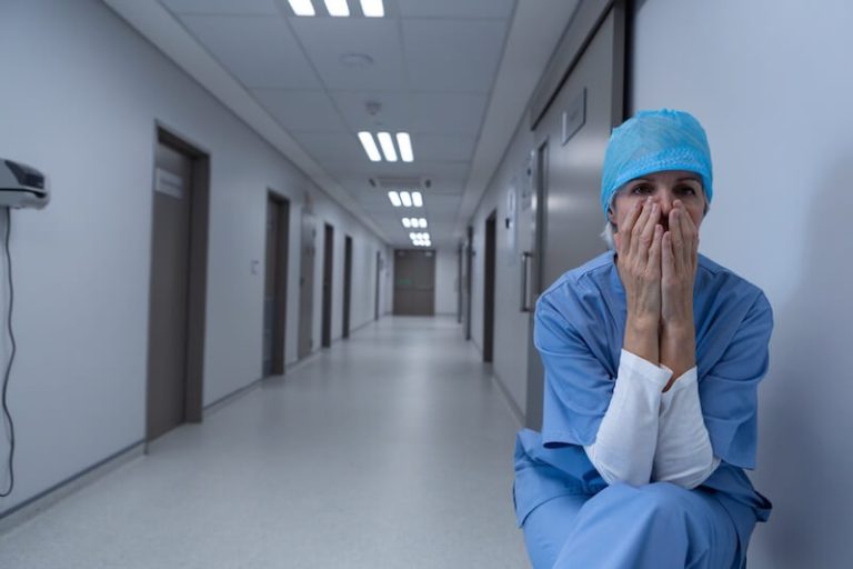 Des soignants à bout de souffle, confrontés à la crise de l'hôpital et au manque d'attractivité des filières de formation dans le soin, et notamment dans les écoles d'infirmières.