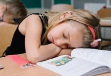 une petite fille touchée par la narcolepsie n'est endormie en classe.