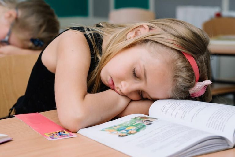 une petite fille touchée par la narcolepsie n'est endormie en classe.