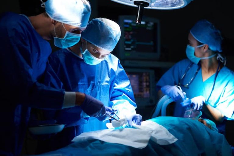 Un patient atteint d'un trouble du système nerveux est en train de subir une intervention chirurgicale effectuée par un neurochirurgien.