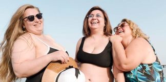 Trois femmes à la plage qui acceptent leur corps.