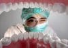 Un chirurgien-dentiste observe les dents de sagesse de son patient.