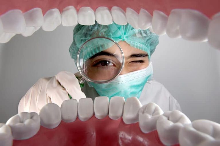 Un chirurgien-dentiste observe les dents de sagesse de son patient.