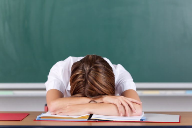 Un enseignant fatigué présentant les signes d'un burn out.