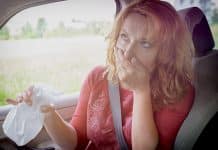 Une femme malade en voiture, victime de cinétose, le mal des transports.