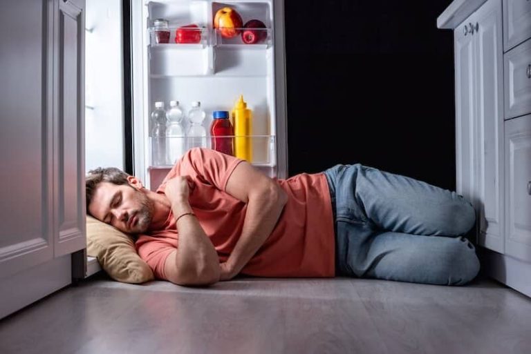 Un homme tentant de trouver le sommeil par fortes chaleurs.