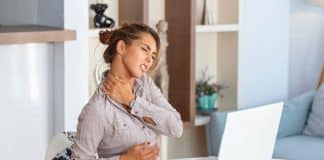 Une jeune femme en télétravail se plaint d'avoir mal au dos, l'un des principaux TMS.