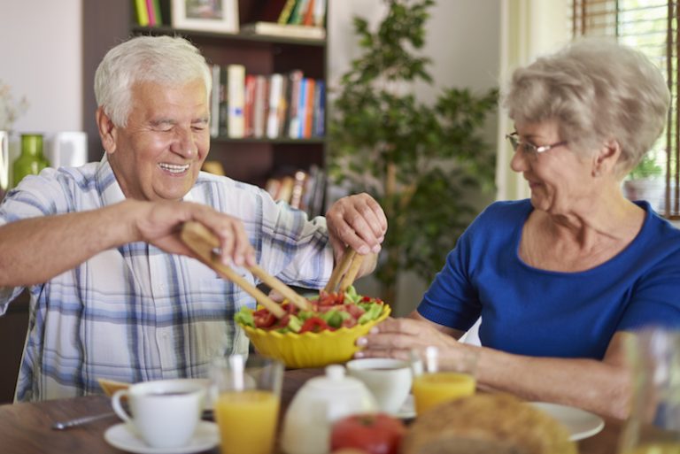 Deux séniors adoptent une alimentation saine pour préserver leur santé.