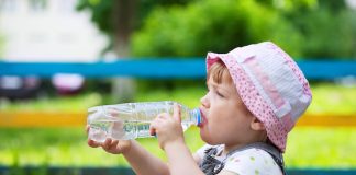 Un enfant en bas Ã¢ge consomme de l'eau afin de prÃ©venir la dÃ©shydratation.