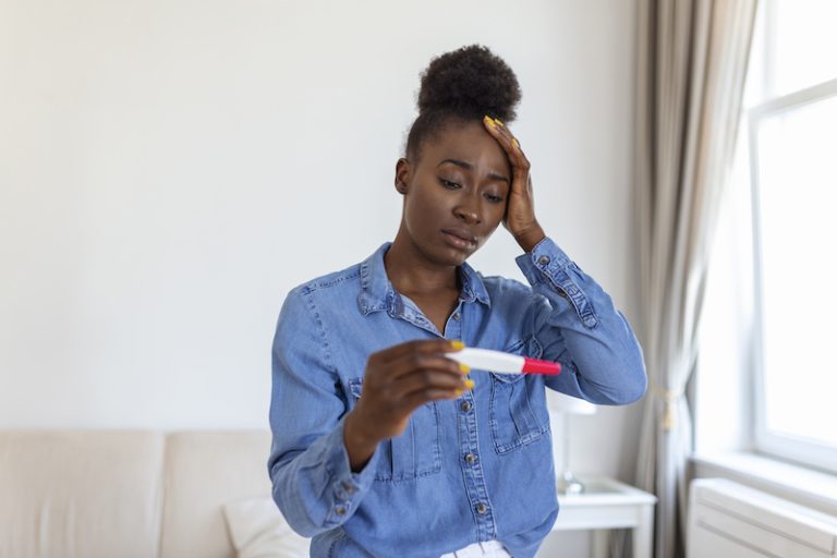 Une femme qui est en plein déni de grossesse vient de réaliser un test de grossesse.