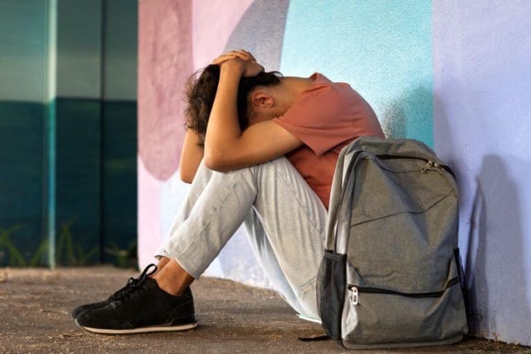 Un enfant victime de phobie scolakire ou de harcèlement, incapable de retourner à l'école.