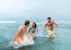 Hydrocution : comment éviter le risque pendant vos vacances d’été ? Trois individus se précipitent dans l'eau sans prendre en compte les dangers potentiels de l'hydrocution.