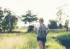 Encéphalite à tiques : une infection qui progresse en France Une jeune femme en randonnée, susceptible de contracter une encéphalite à tiques.