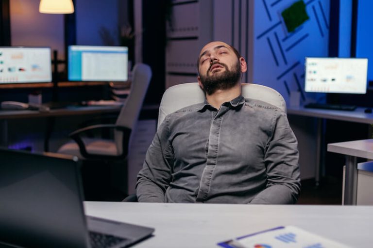 Un homme fait la sieste à son travail pour récupérer.