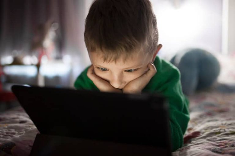 Un écran captive l'attention d'un enfant.