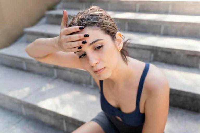 Une femme souffrant de la chaleur durant la canicule d'août 2023, en France.
