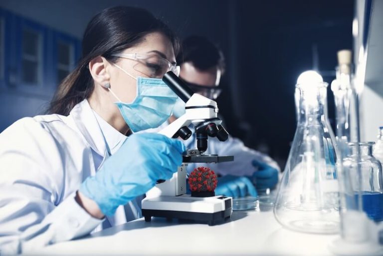 Un chercheur tentant de comprendre les mécanismes du Covid long.