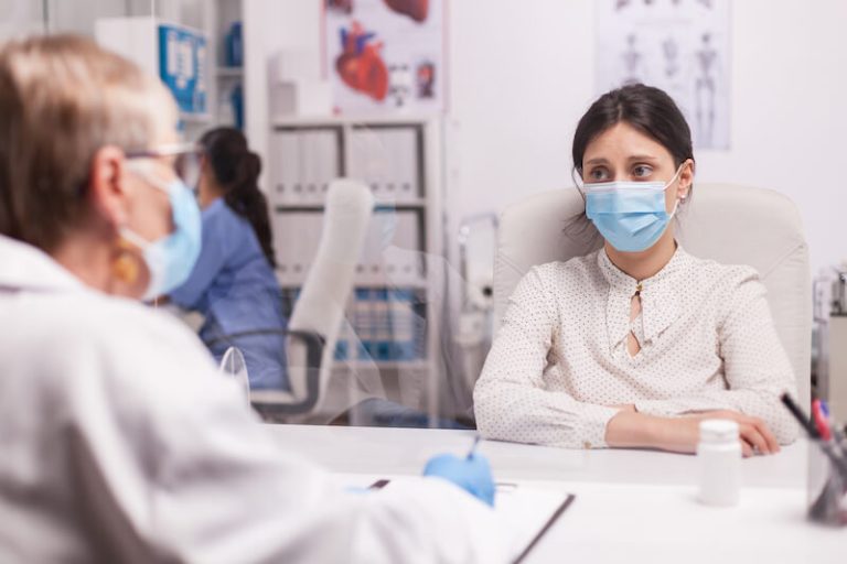 Une patiente victime de Covid long s'entretient avec son médecin.